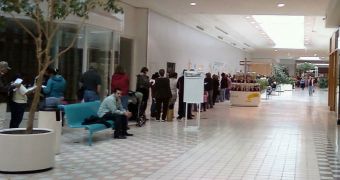 Some 2,500 people line up in a mall in Texas City, Texas to receive a dose of the H1N1/Swine Flu vaccine from the Galveston County Health Department (October 30, 2009)