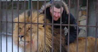 Man says he will spend one year living with lions