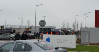 Apple HQ being evacuated by the police