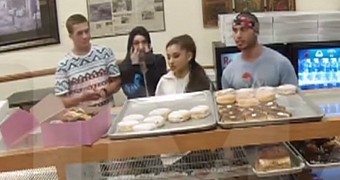 Ariana Grande licked other people's donuts in a California shop, was very rude