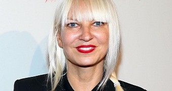 Australian Singer Sia Prevents “The Fappening” by Leaking Nude Photo Herself