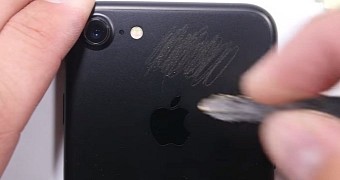 Black iPhone 7 Scratch Test Is Painful for the Typical Apple Fanboy - Video