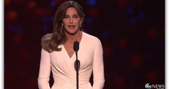 Caitlyn Jenner accepts the Arthur Ashe Courage Award at the ESPYS, raises awareness for the trans-community