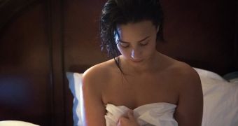Demi Lovato shows her “Confident” side in spontaneous, makeup- and Photoshop-free spread for Vanity Fair