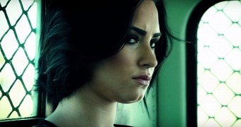 Demi Lovato is a dangerous criminal in "Confident" music video, directed by Robert Rodriguez