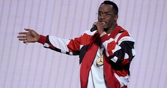 Diddy Fell in a Hole in the Stage at the BET Awards 2015 - Video