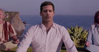 Andy Samberg spoofs “Mad Men” series finale in hilarious skit for the Emmys 2015