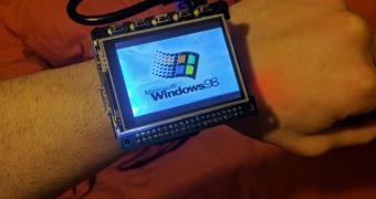 Raspberry Pi-powered Windows 98 watch