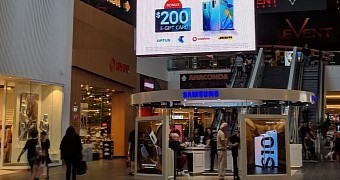 Huawei ad on top of Samsung store