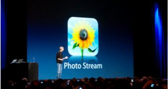 Steve Jobs showcasing Photo Stream at WWDC 2011