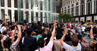 iPad 2 waiting line at Apple's flagship store in New York