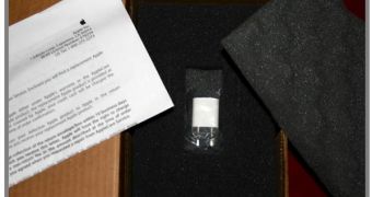 Unboxing the new iPhone 3G Ultracompact USB Power Adapter