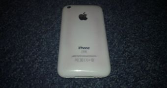 White iPhone 3G S cases change color as the devices heat up