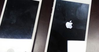 Working iPhone 5 prototype (right)