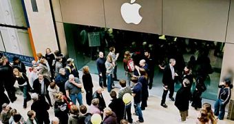 People flocking to Apple Store