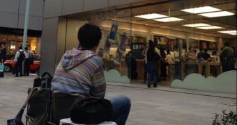 Japanese Apple fan waiting in the rain to get his iPhone 5S (9 more days to go)