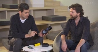 Pogue discussing the test results with an audio expert