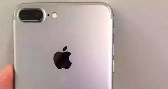 Purported iPhone 7 leak showing Smart Connector on the back