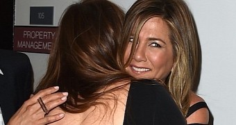 Jennifer Aniston makes first red carpet appearance since the wedding, shows off wedding band