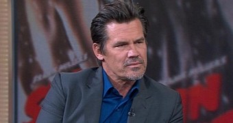 Josh Brolin may have thrown some major shade at Ryan Gosling in a new interview, over his fake Robert De Niro accent