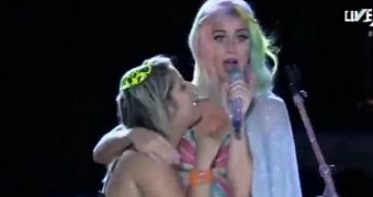 Female fan can't keep her hands off Katy Perry during concert at Rock in Rio festival