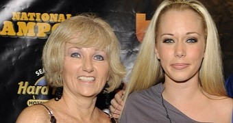 Kendra Wilkinson’s Mother Lawyers Up After Accusations of Abuse - Video