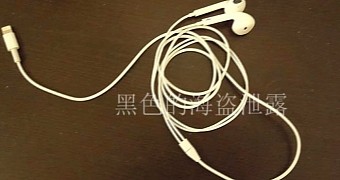 Photo claiming to reveal the new iPhone 7 headphones