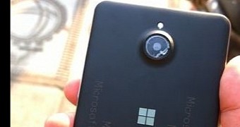 Photos of Unreleased Microsoft Windows 10 Mobile Device Leak