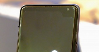 Asymmetrical notch on Samsung demo phone