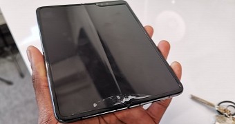 The screen protector isn't supposed to be removed, it seems