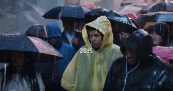 Samsung mocks iPhone users waiting in line in front of Apple Stores
