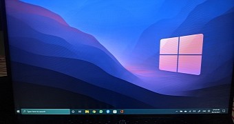 Windows 11 with a Windows 10 taskbar