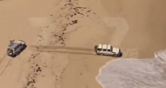 Suspect Drives His Car into the Ocean to Escape the Police - Video