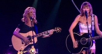 Lisa Kudrow channels Phoebe Buffay for duet with Taylor Swift