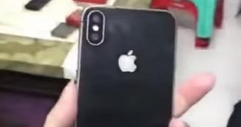 The Chinese clone even has the iPhone branding on the back