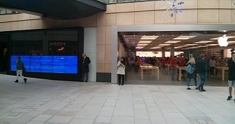 Windows BSOD next to Apple Store