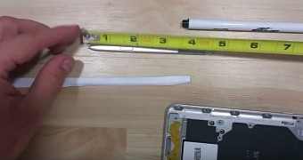 This Is How You Remove a Backwards-Inserted S Pen from the Samsung Galaxy Note5 - Video