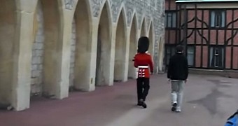 Tourist mocks soldier from Queen's Guard, gets a reaction from him