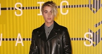 Justin Bieber poses on the red carpet at the MTV VMAs 2015, shows off his new Kate Gosselin hair