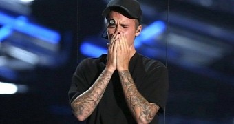 Justin Bieber cries at the end of his VMAs 2015 performance, dubbed his official comeback
