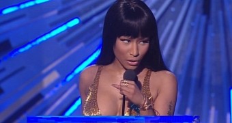 Nicki Minaj accepts award at the MTV VMAs 2015, calls out Miley Cyrus for dissing her in the media