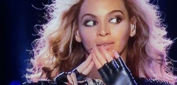 Beyonce Flashes Illuminati Sign During Super Bowl 2013 Halftime Performance