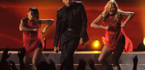Billboard Music Awards 2013: Chris Brown’s Voice Cracks on “Fine China” – Video