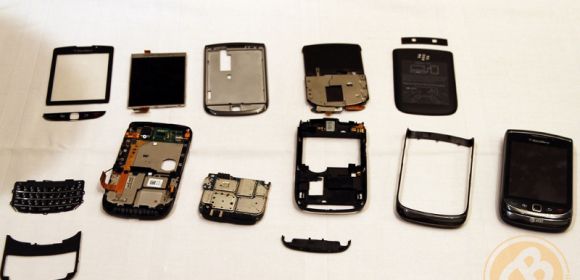BlackBerry Torch 9800 Gets Torn to Pieces