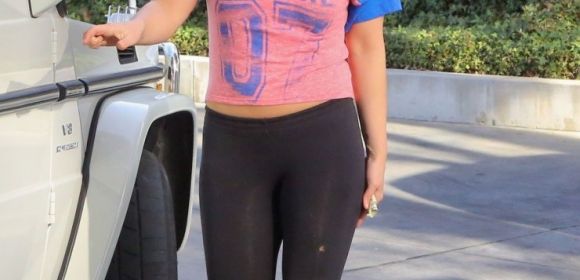 Britney Spears Posts Underwear Photo Sans Photoshop, Shows Off Her Toned Figure