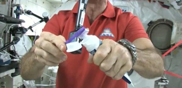 Chris Hadfield Demonstrates How to Brush Your Teeth in Space – Video
