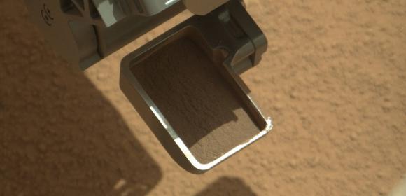 Curiosity Back to Scooping Martian Sand, Ignores Fallen Off Piece of Itself