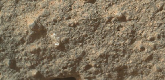 Curiosity Spots Mysterious Shiny Object on Mars, This One Didn't Just Fall Off