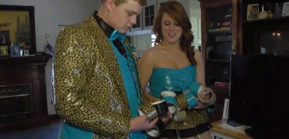 Duct Tape Prom Dress and Tux May Win Students a Scholarship – Photo