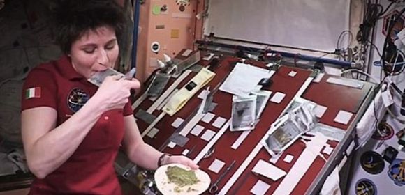 ESA Astronaut Demonstrates What It's like to Cook in Space
